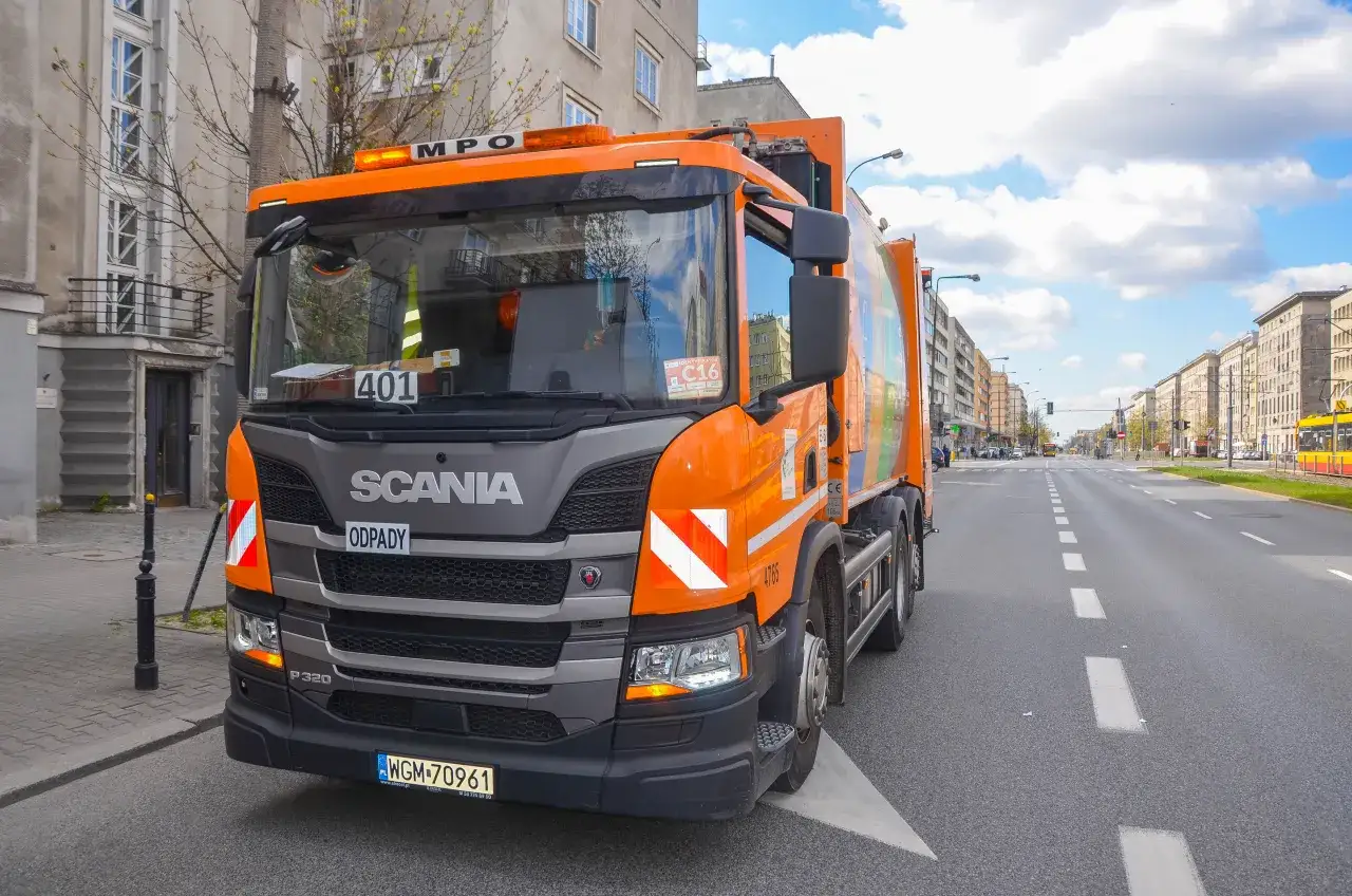 Kto wywozi śmieci w Warszawie? Firmy, harmonogram, zgłoszenia