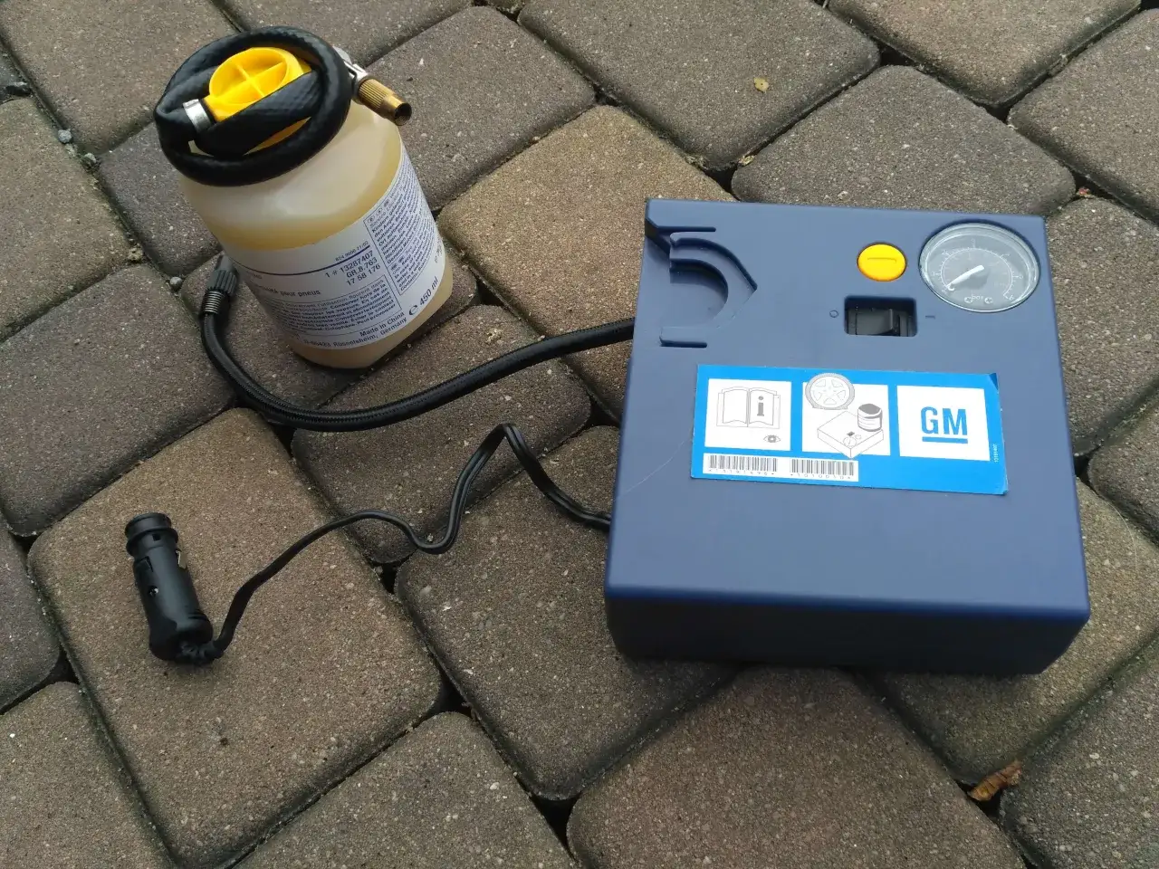 Zestaw naprawczy do opon: kompresor i płyn uszczelniający. To praktyczne rozwiązanie co zamiast koła zapasowego w Twoim samochodzie.