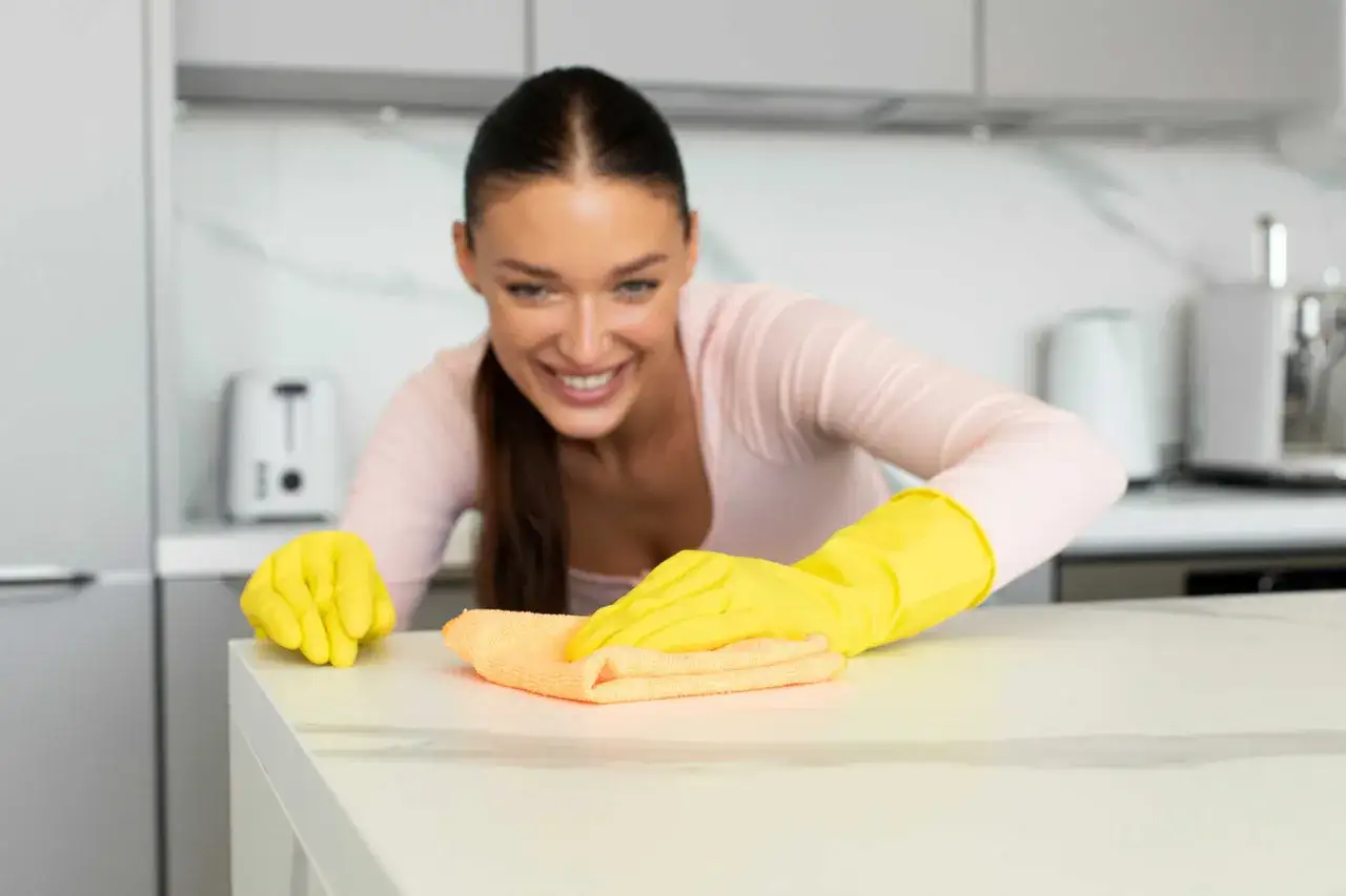 Czym myć fronty w kuchni? Poradnik eksperta: bez smug i zniszczeń!