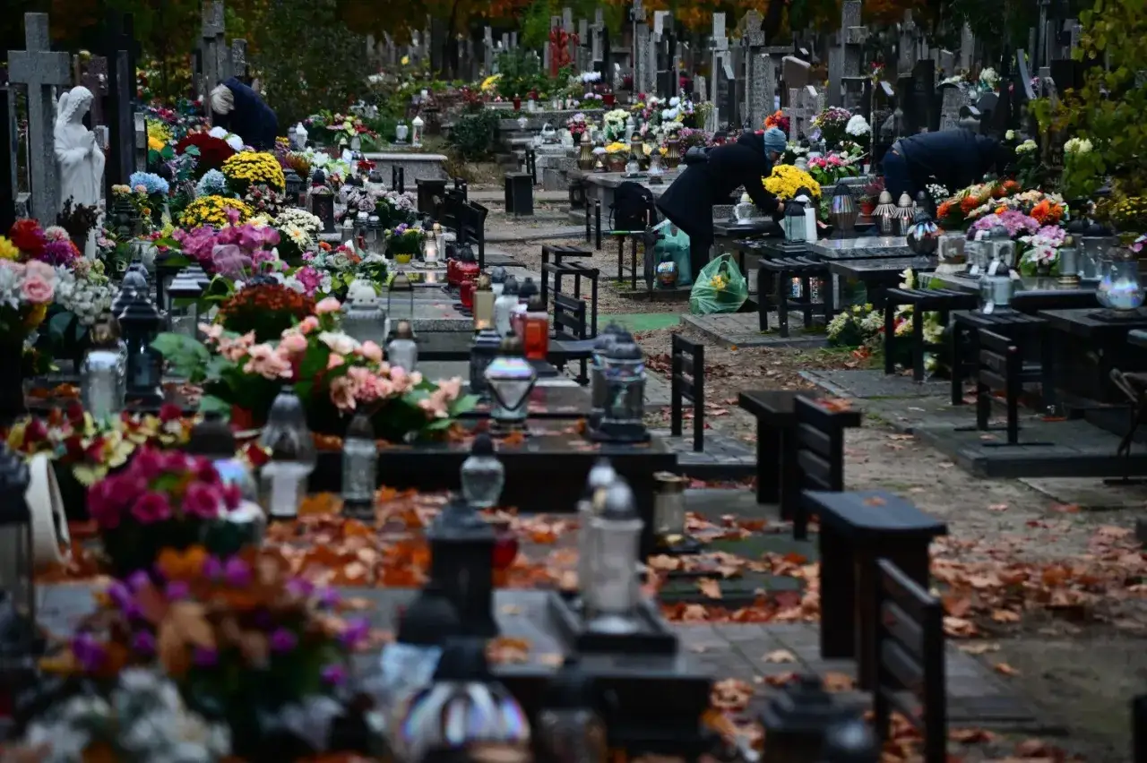 Czy cmentarz bródnowski jest otwarty? Sprawdź godziny i zasady odwiedzin
