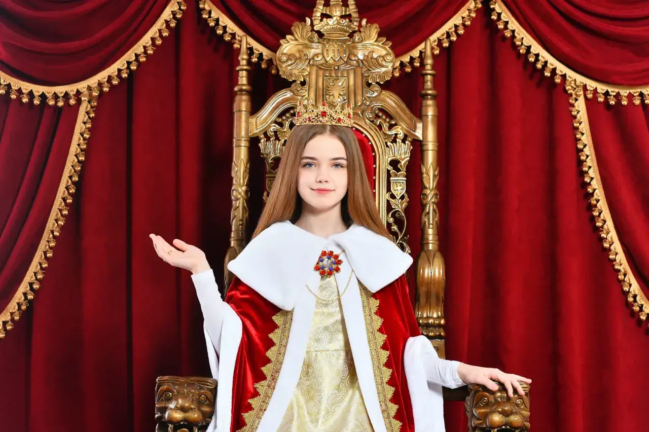 Łatwy strój świętego dla dziecka? Zrób to sam na Bal Wszystkich Świętych!