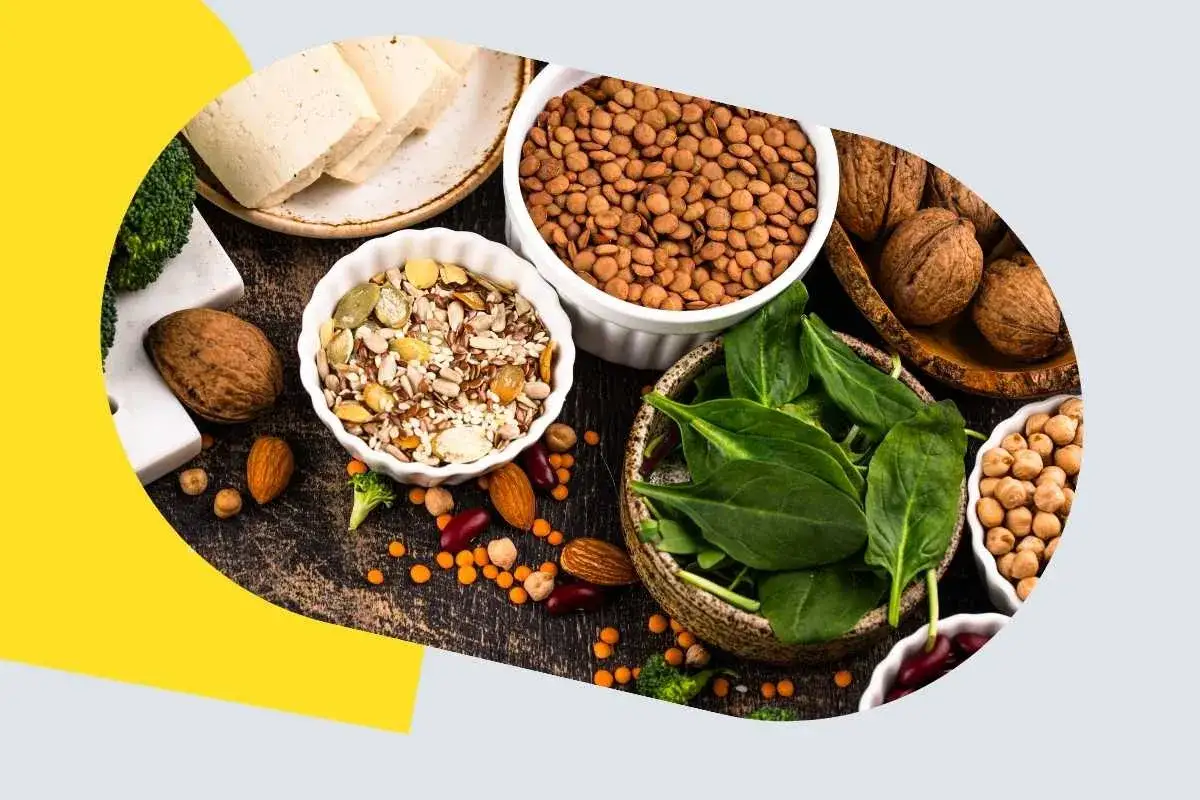 Tofu, soczewica, orzechy, szpinak i nasiona to świetne źródła białka w produktach.