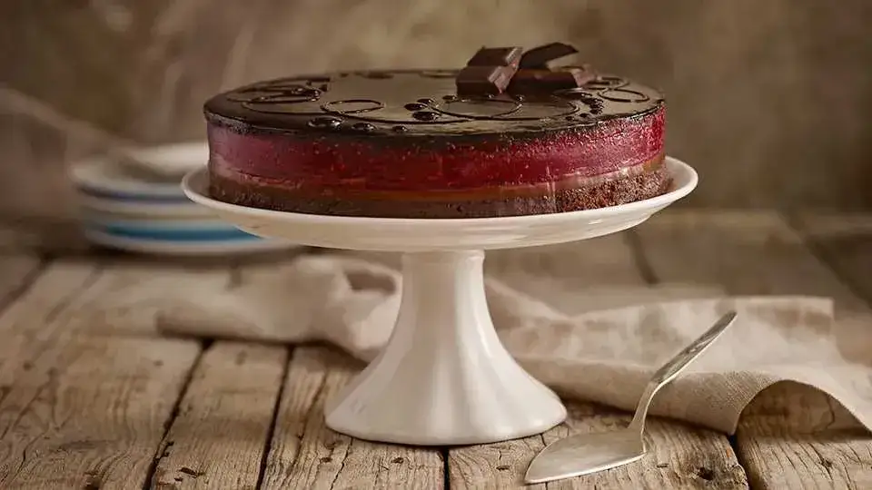Ozdób tort czekoladowy jak mistrz! Proste triki i efektowne polewy