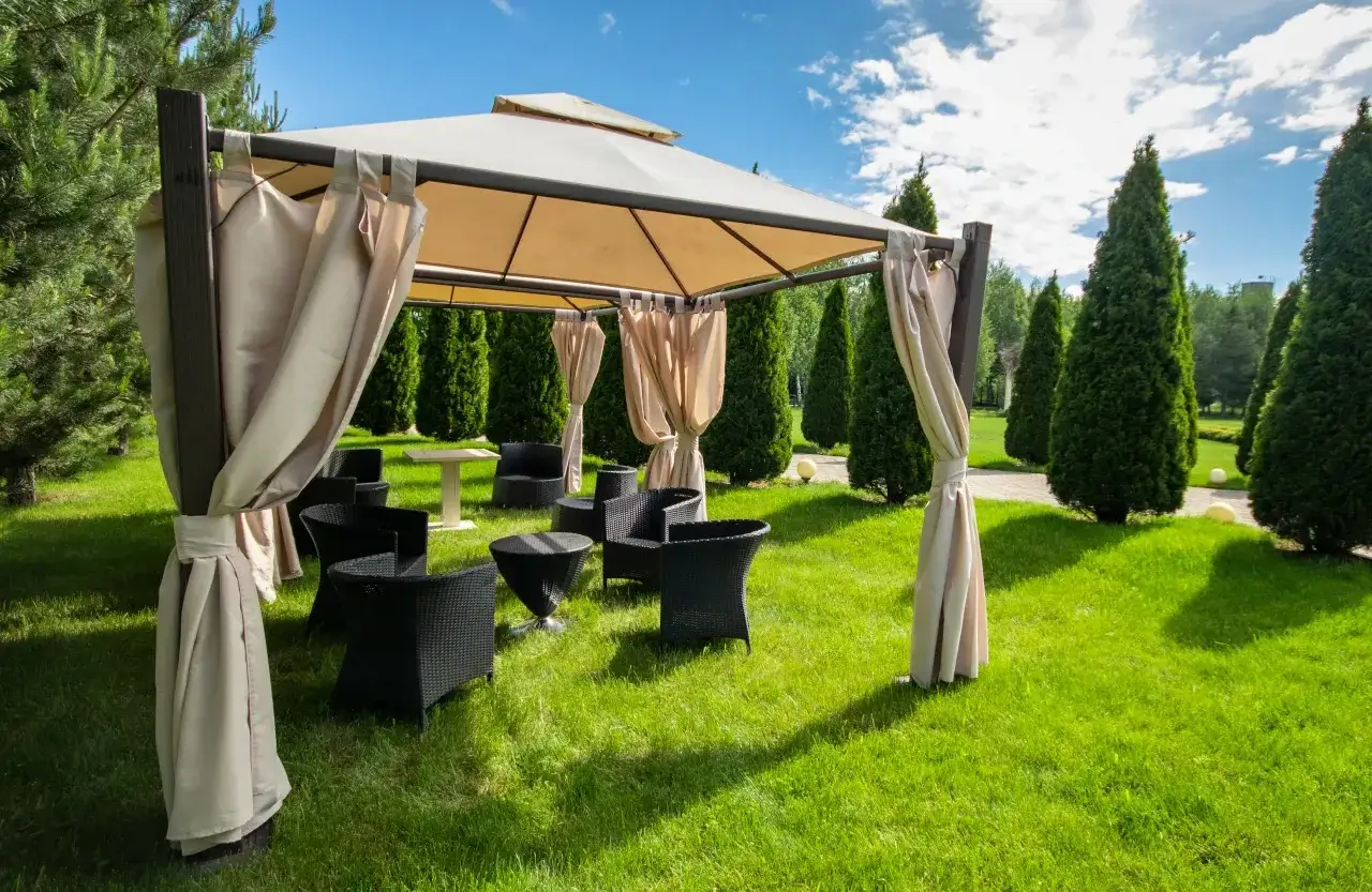 Pawilon ogrodowy z meblami wypoczynkowymi, idealny na relaks. Jak zrobić pawilon ogrodowy? Oto inspiracja!