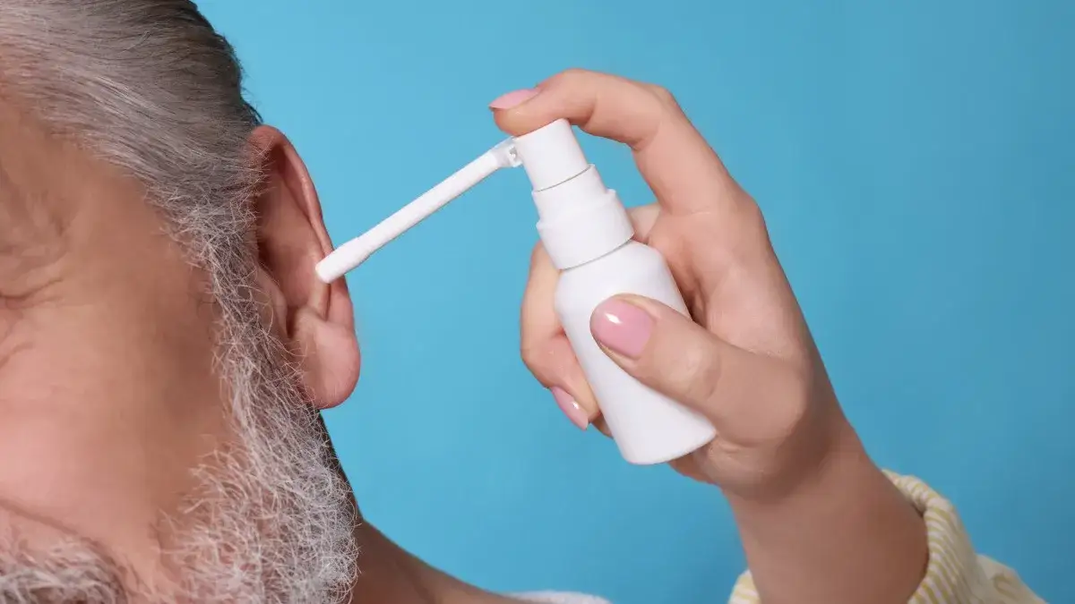 Jak bezpiecznie czyścić uszy? Metody, których musisz unikać