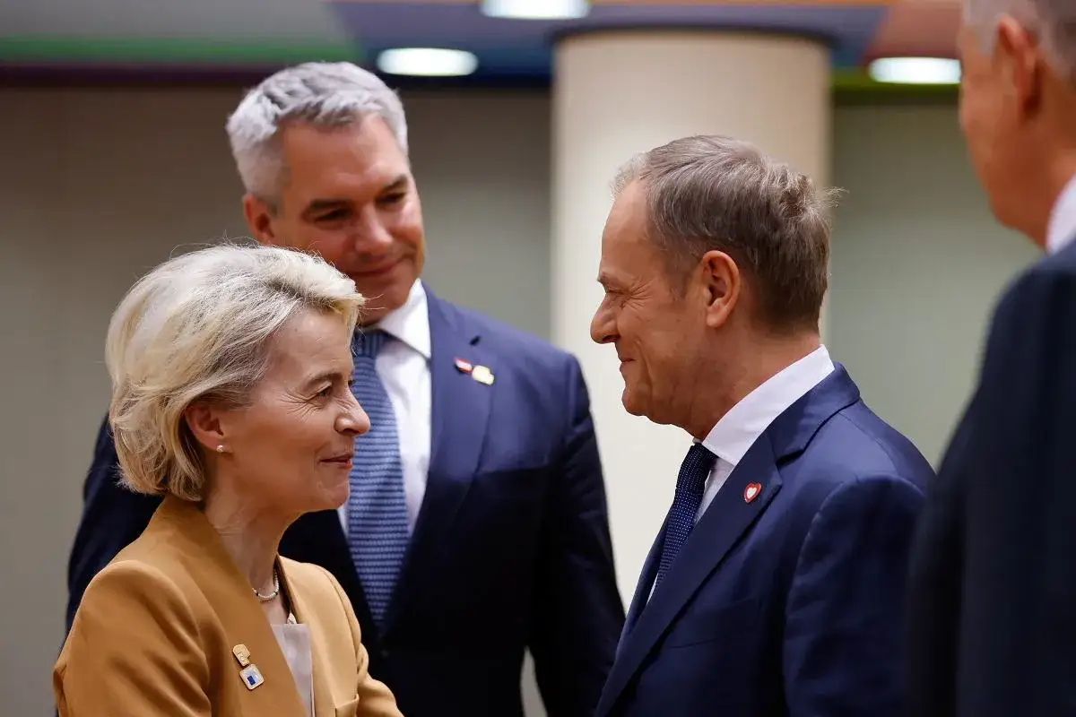 Ursula von der Leyen i Donald Tusk rozmawiają, w tle Karl Nehammer.