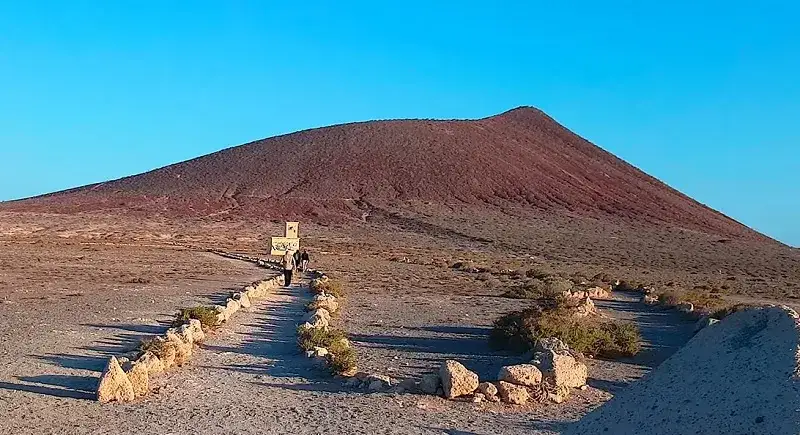 Montaña de Oro en España: Descubre la mágica Montaña Roja de Tenerife