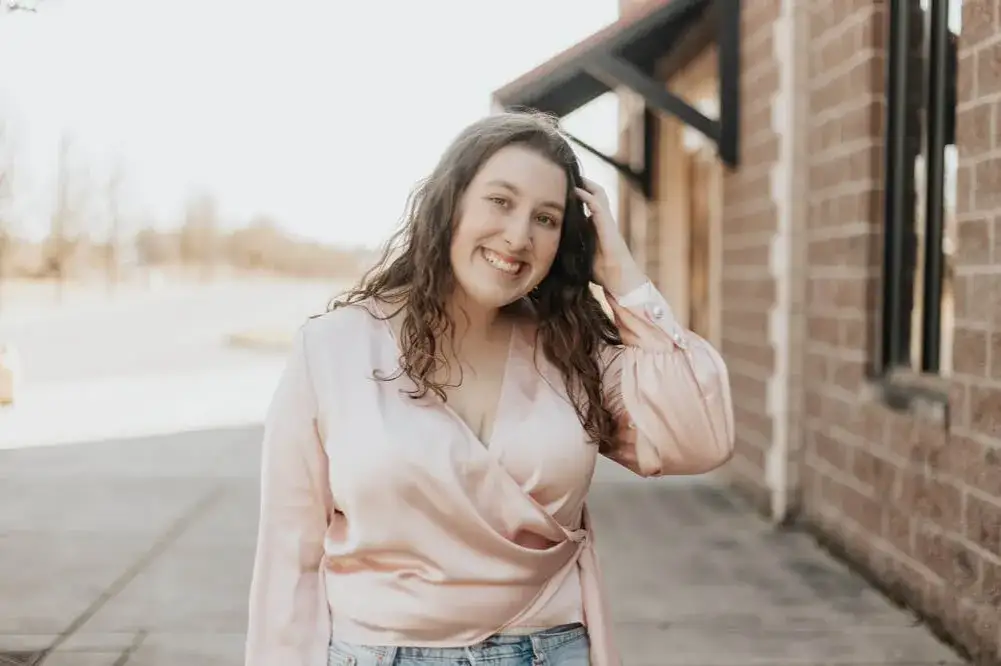 Jakie bluzki żeby ukryć brzuch i czuć się pewnie w każdej stylizacji