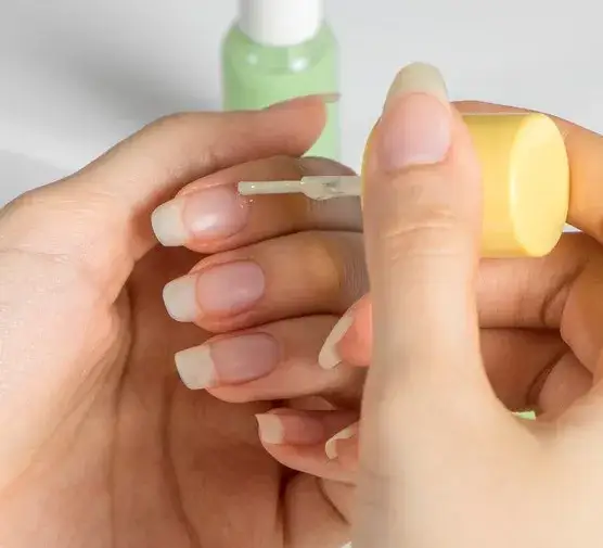 Jak zapuścić długie paznokcie i uniknąć łamania ich w prosty sposób