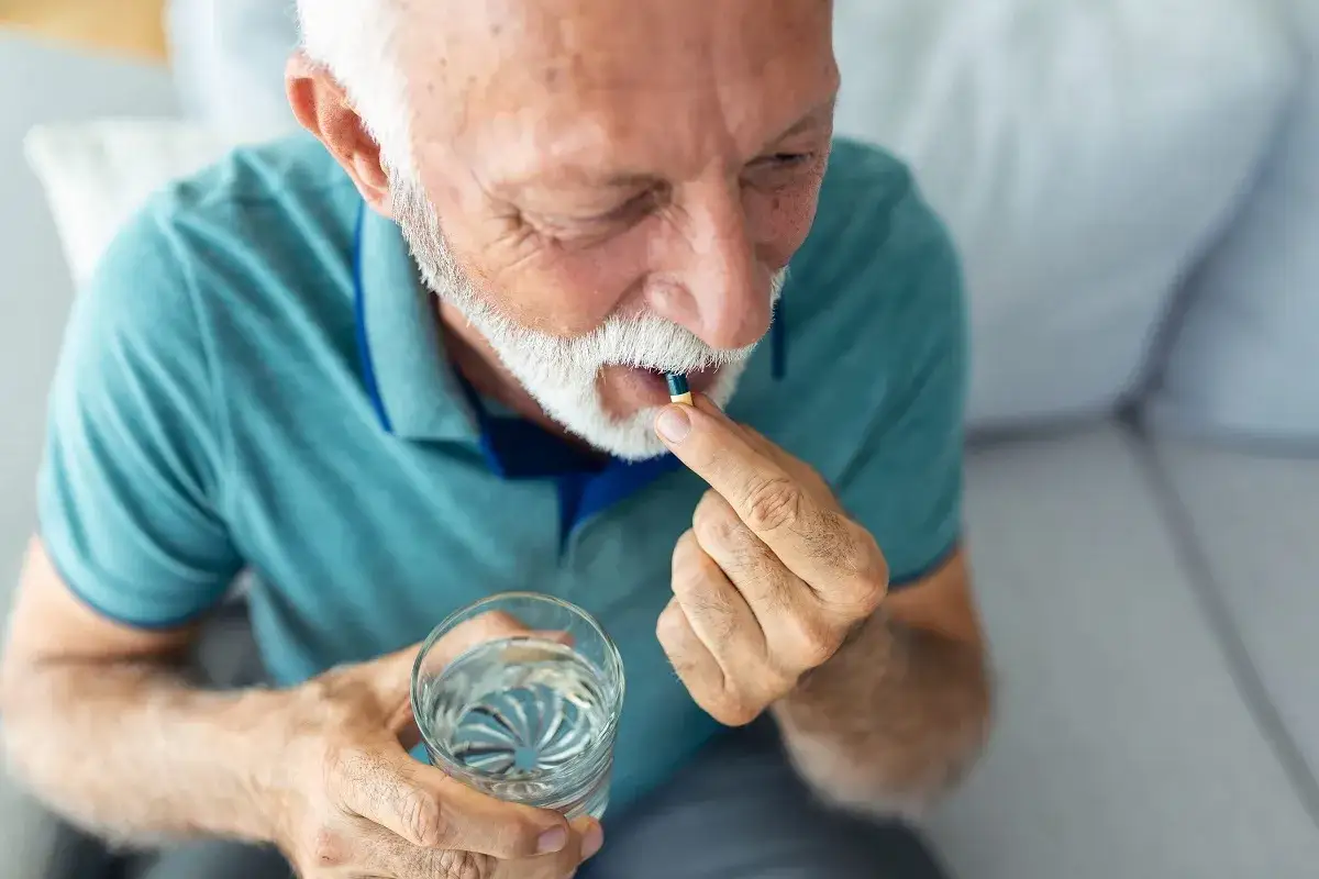 Jak zażywać probiotyk? Przed czy po jedzeniu? Ekspert radzi