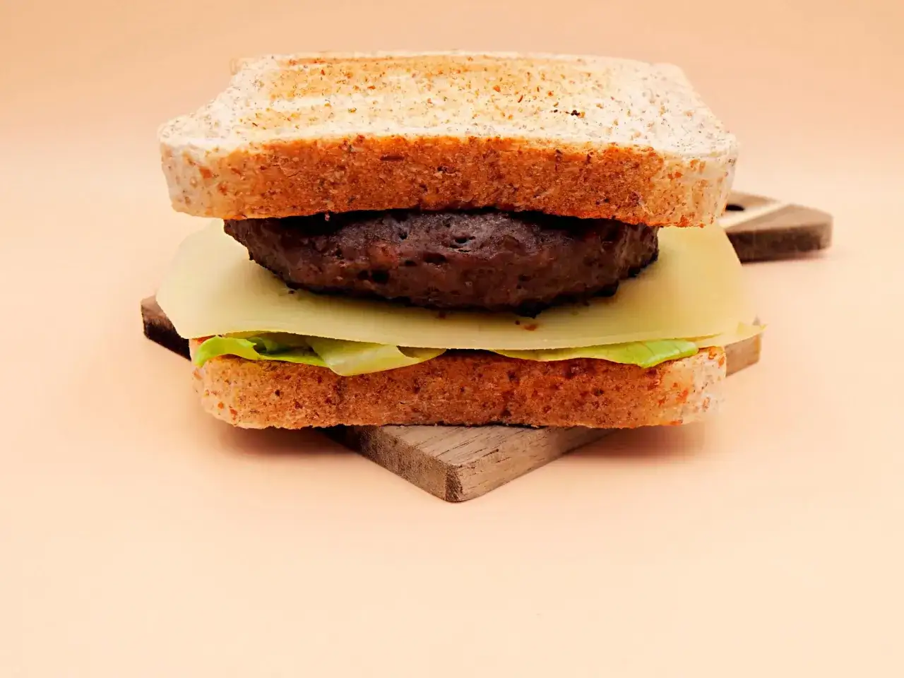 Jak smażyć mięso na burgery, aby były soczyste i pełne smaku