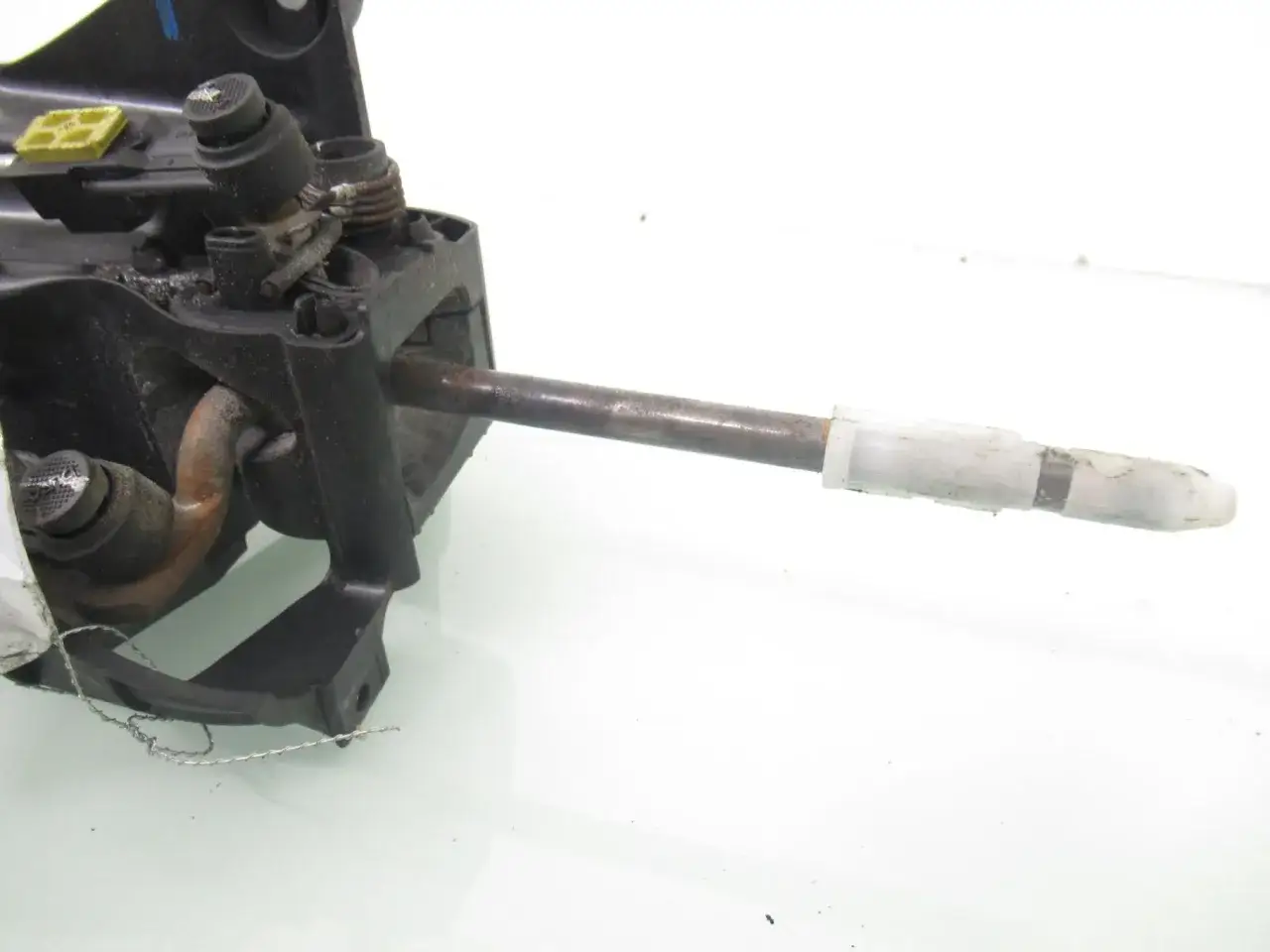 Mechanizm zmiany biegów Peugeota Partnera z metalowym prętem.