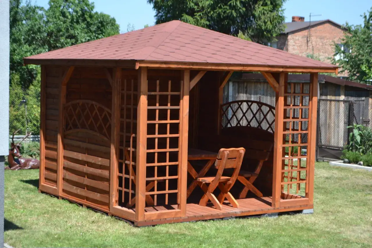 Zabudowa ścian altany: Komfort przez cały rok? Poradnik DIY