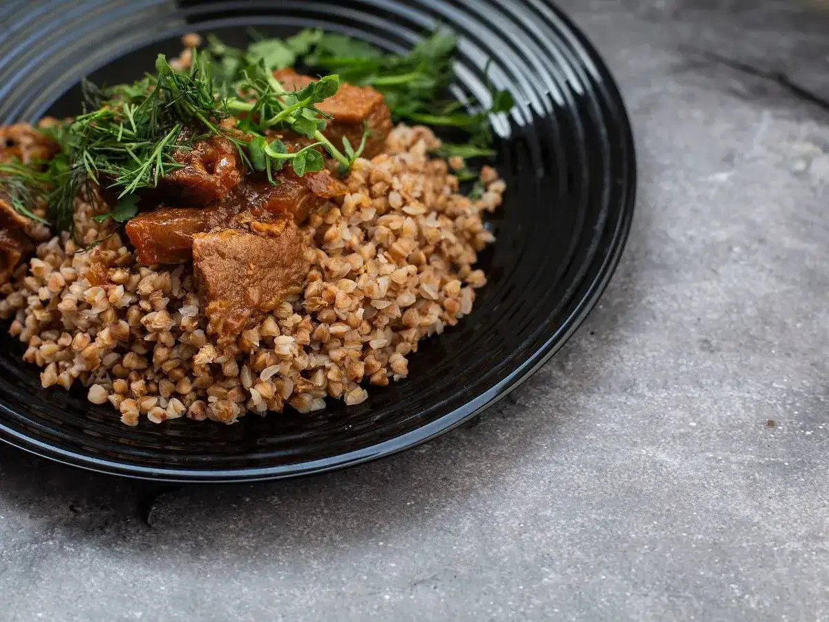 Pyszne danie z kaszy gryczanej z gulaszem i ziołami. Świetny pomysł na to, co można zrobić z ugotowanej kaszy gryczanej.
