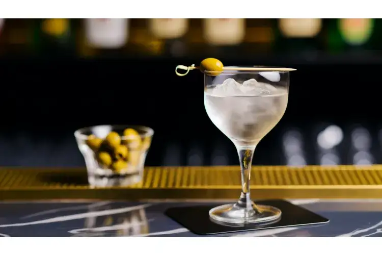 Gibson drink - przepis na klasyczny koktajl z unikalnym smakiem