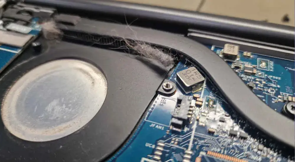 Jak wyczyścić laptopa w środku, aby uniknąć przegrzewania i awarii