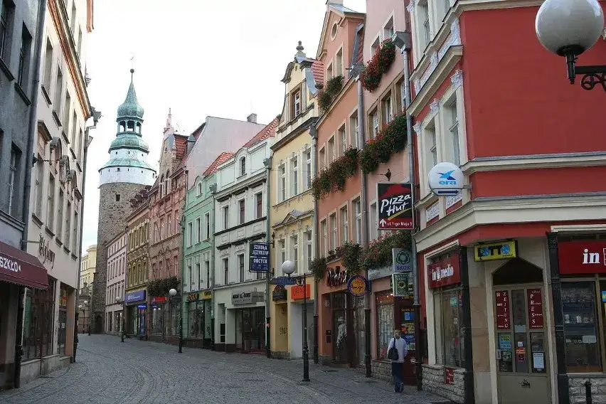 Jelenia Góra ile mieszkańców? Zaskakujące zmiany w demografii miasta