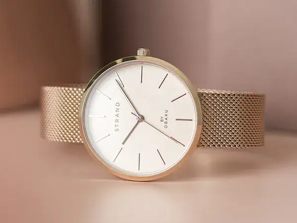 Tanie zegarki damskie na bransoletce – jak wybrać idealny model bez przepłacania