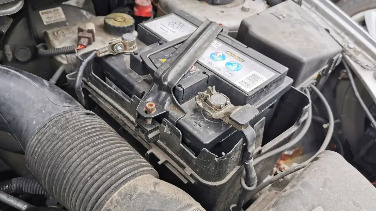 Akumulator w Toyocie Yaris Hybrid znajduje się w komorze silnika, obok filtra powietrza.