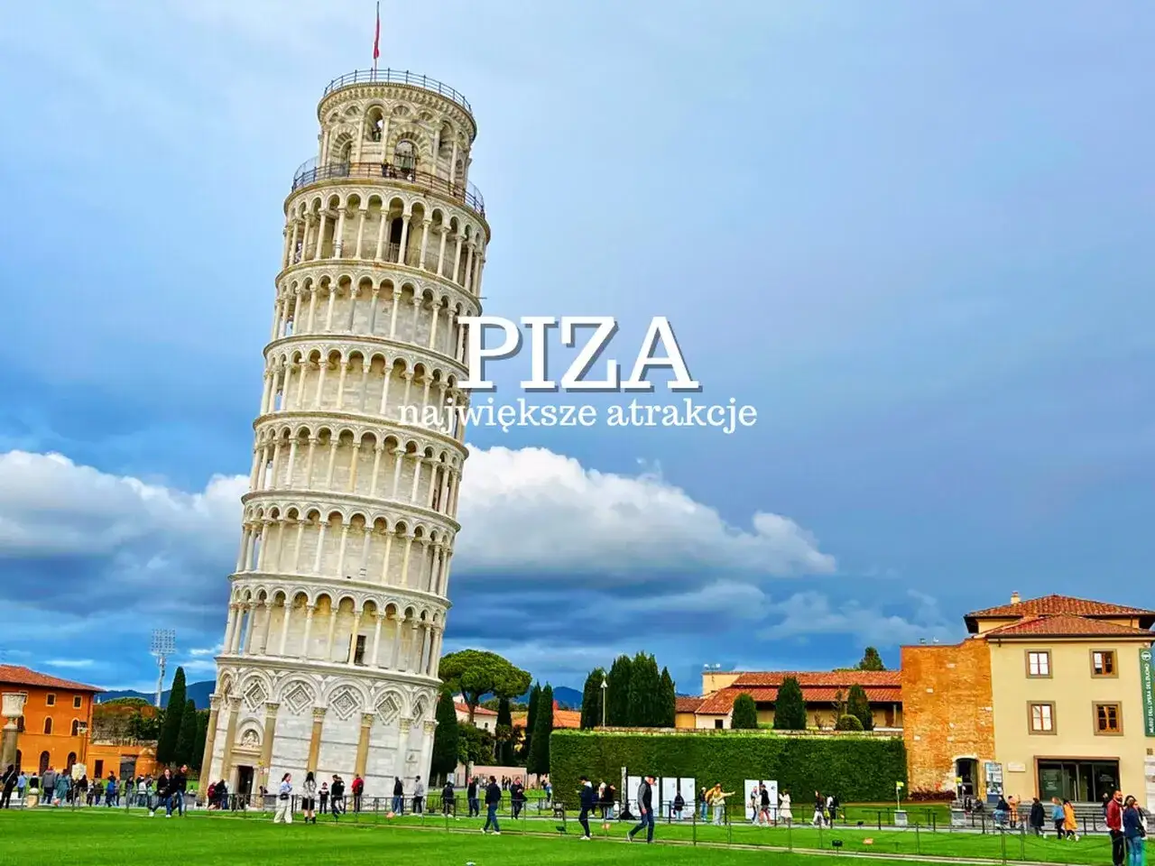 Krzywa Wieża w Pizie na tle błękitnego nieba z chmurami.