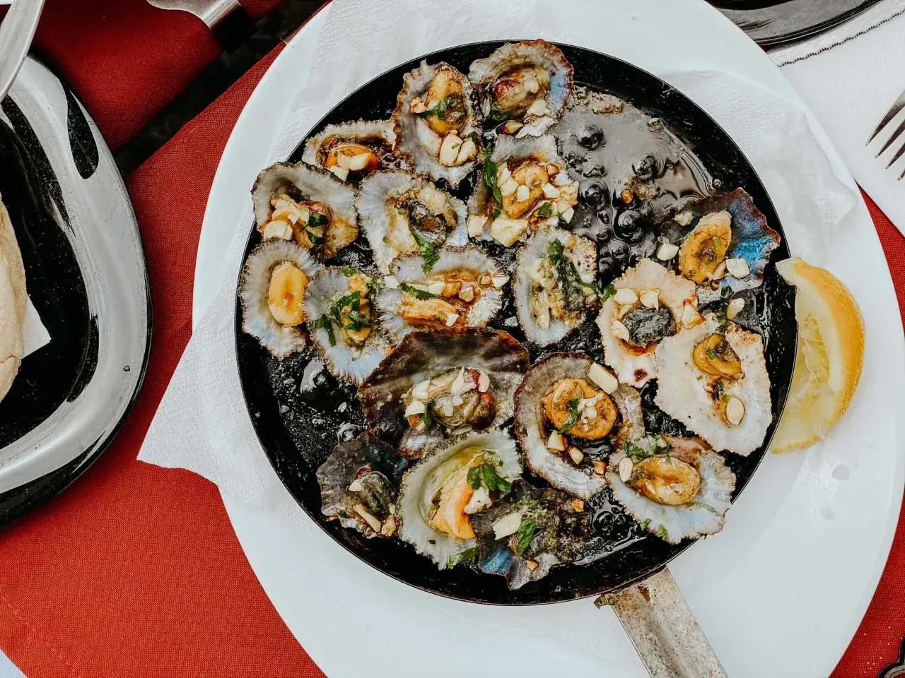 Limpety w czosnku i pietruszce – idealna odpowiedź na pytanie, co przywieźć z Maderę do jedzenia. Pyszny lokalny przysmak!