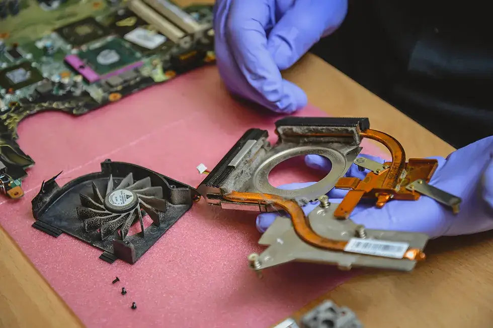 Ile kosztuje czyszczenie laptopa? Sprawdź ceny i uniknij przepłacania