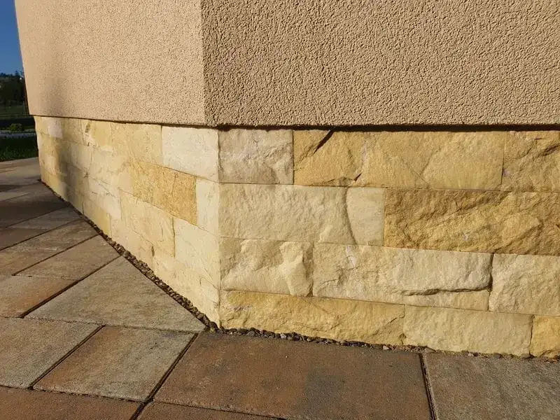 Jaki kolor kamienia do żółtej elewacji, aby uniknąć błędów w aranżacji?