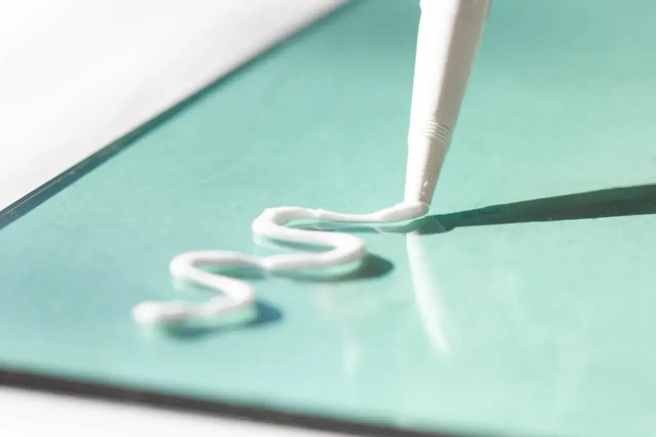 Lustro na klej: Montaż krok po kroku. Uniknij błędów!