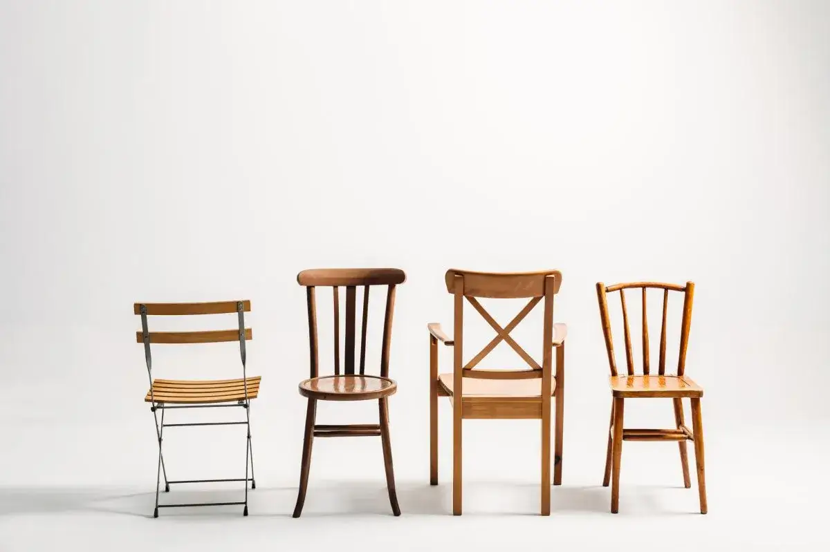 Czym skleić krzesło drewniane? Wybierz klej i napraw trwale!