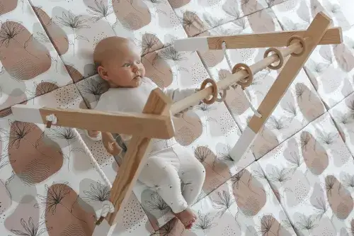 Od kiedy kłaść dziecko na podłodze? Kluczowe informacje dla rodziców