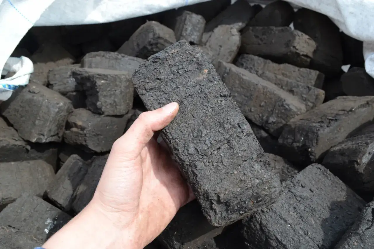 Czy brykiet torfowy jest dobry? Poznaj jego wady i zalety jako paliwa