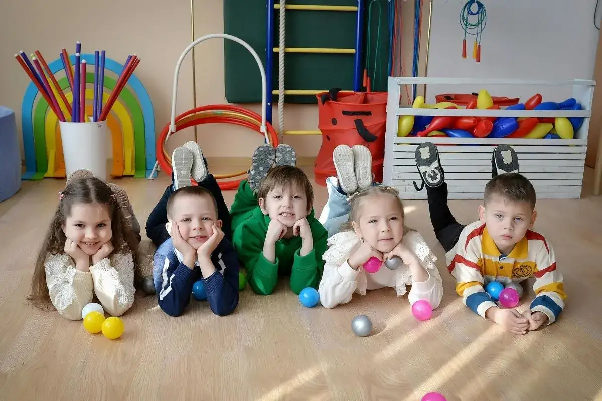 Gdyby dziecko przechodziło ciężko adaptację w placówce, starałabym się stworzyć mu bezpieczne, przyjazne środowisko, pełne zabawek i uśmiechniętych twarzy.