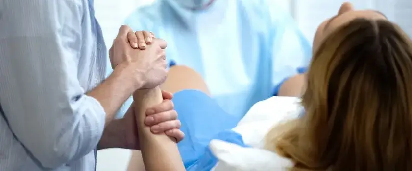 Czy nacięcie krocza podczas porodu boli? Fakty i mity