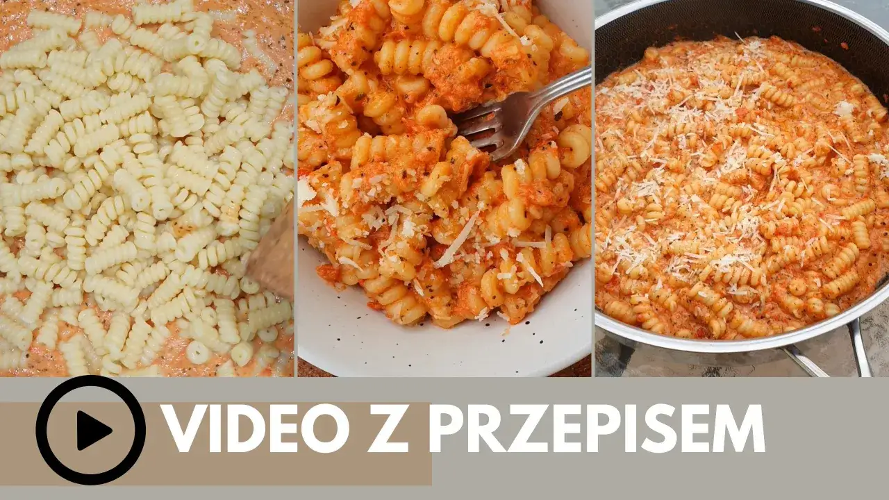 Pyszny makaron z sosem pomidorowym, posypany parmezanem. Zobacz przepis wideo!