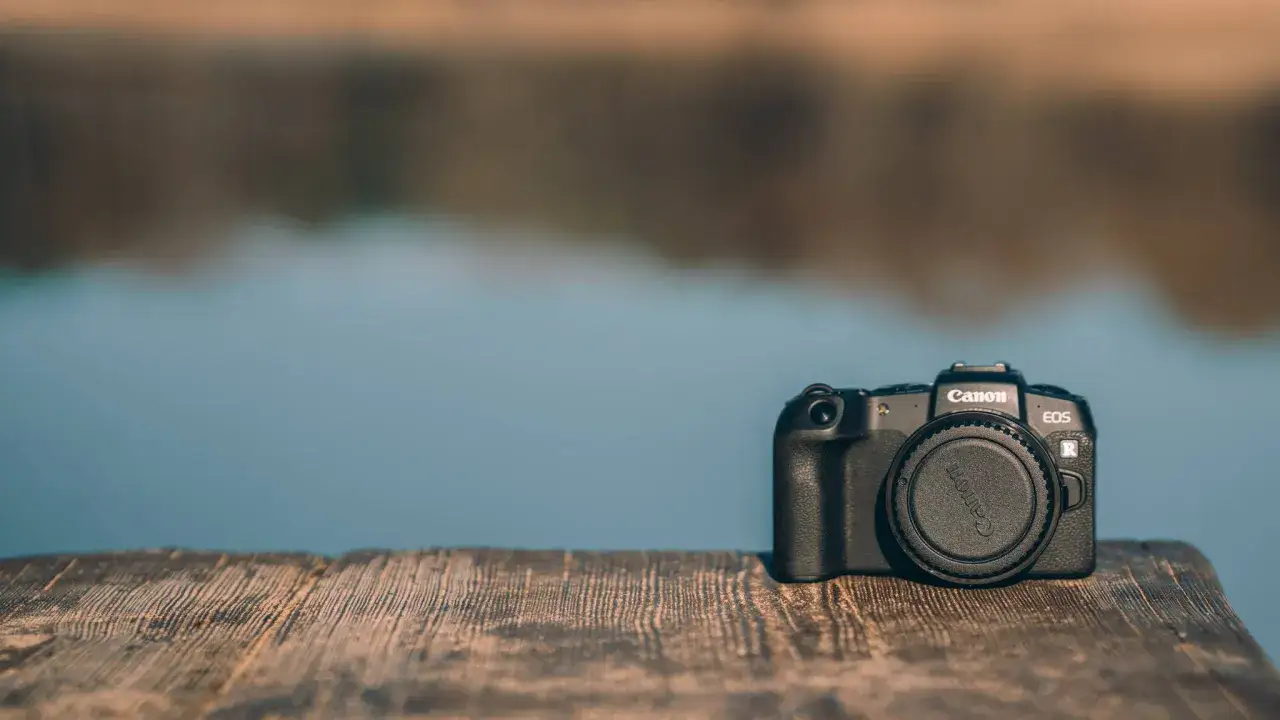 Hybryda czy lustrzanka - który aparat lepiej spełni Twoje oczekiwania?