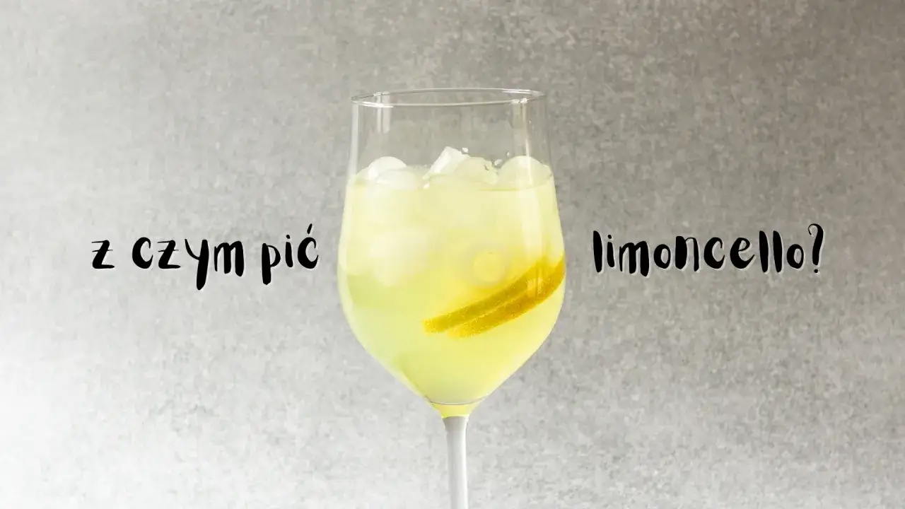Z czym pić limoncello? Orzeźwiający drink z lodem i plasterkiem cytryny.