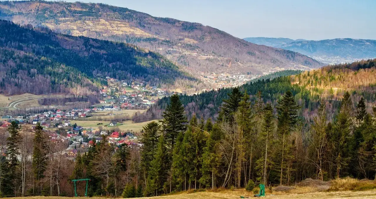 Jak dojechać do Szczyrku pociągiem? Najlepsze trasy i wskazówki podróżne