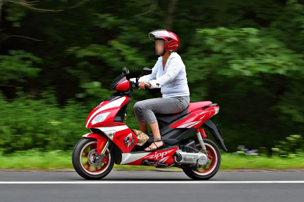 Skuterem 125cc po autostradzie? Sprawdź przepisy i ryzyko!