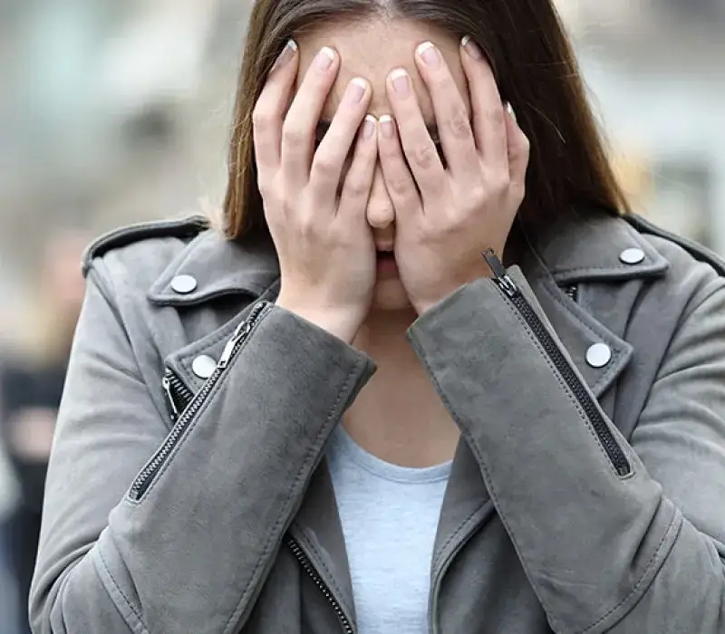 Czy fobia społeczna to choroba psychiczna? Objawy i leczenie, które musisz znać