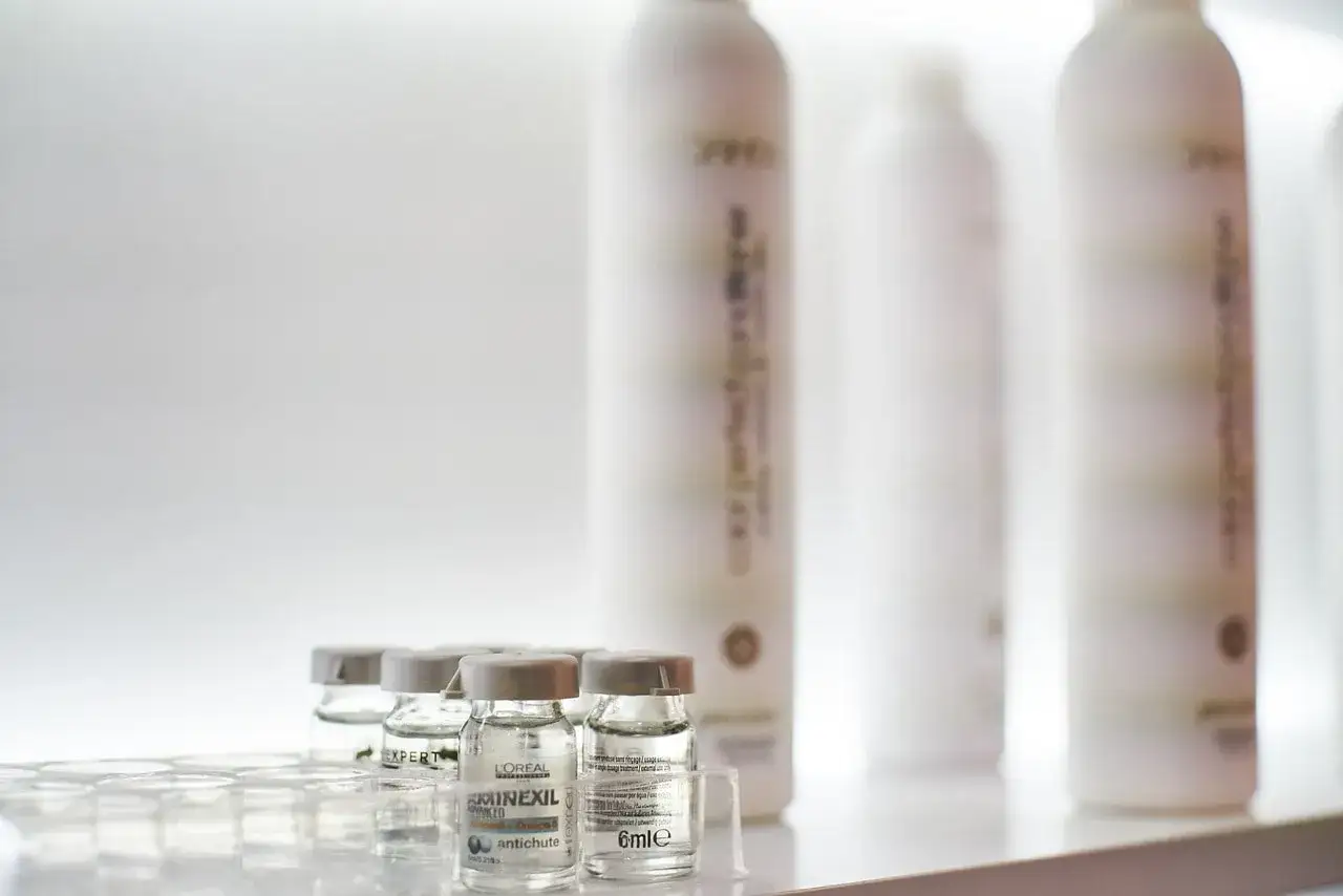 Serum dla cery 50+: Wybierz najlepsze! Składniki i efekty