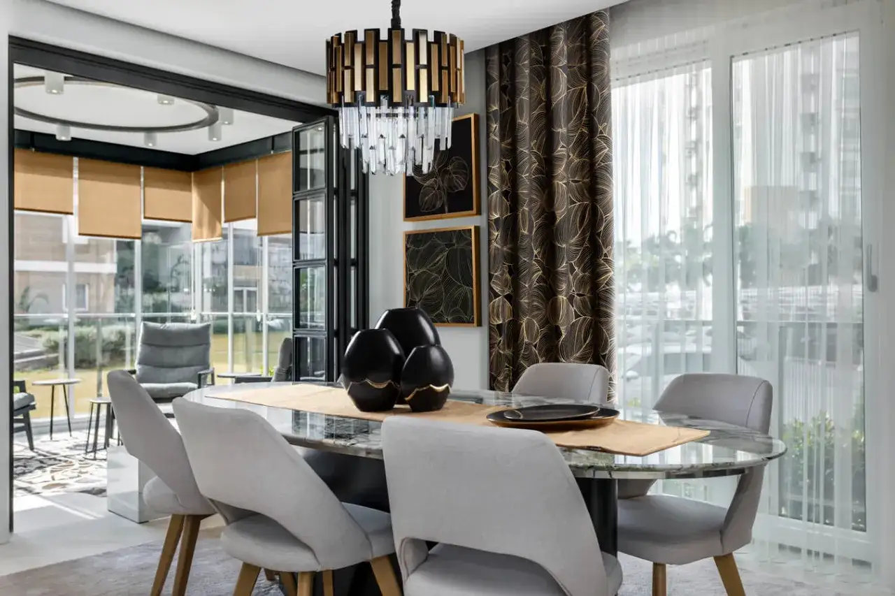 Co położyć na szklany stół, aby go ochronić i pięknie udekorować