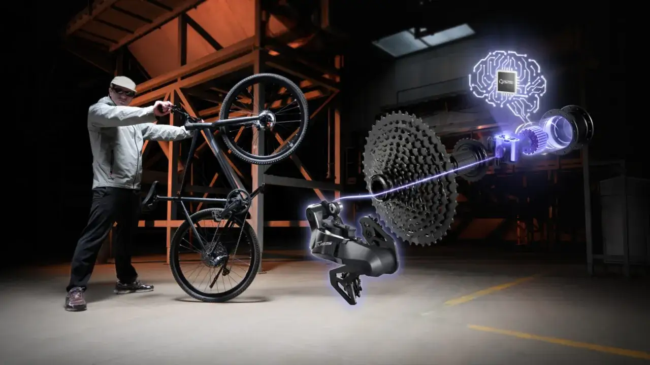 Mężczyzna z rowerem, obok którego widać zaawansowany napęd z mózgiem AI. To pokazuje, co to za firma Unibike – innowacje w rowerach.