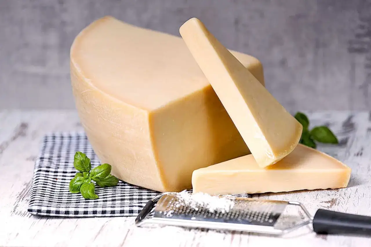 Parmezan ile dojrzewa i jak wpływa na smak sera? Dowiedz się!