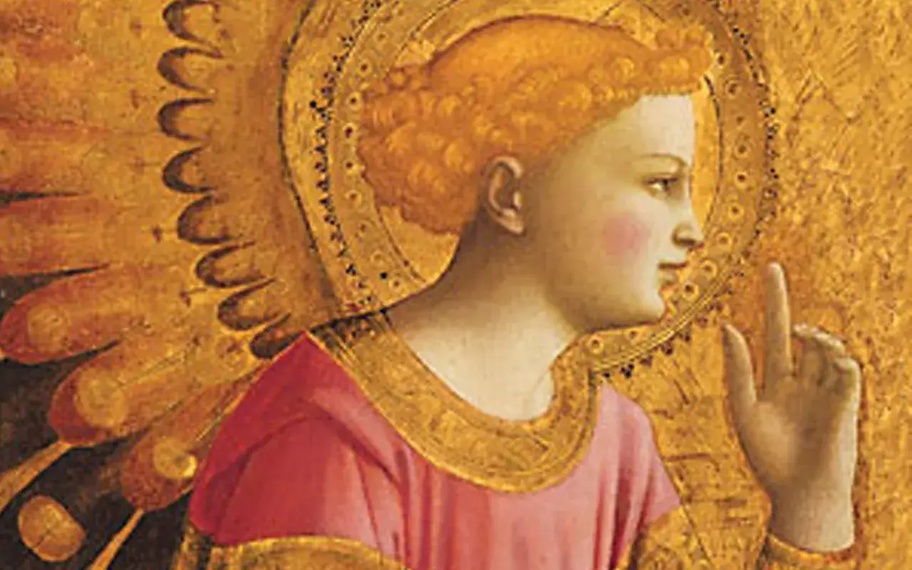 Anioł z rudymi włosami i aureolą, w różowej szacie, podnosi palec, jakby w modlitwie do archanioła Gabriela.