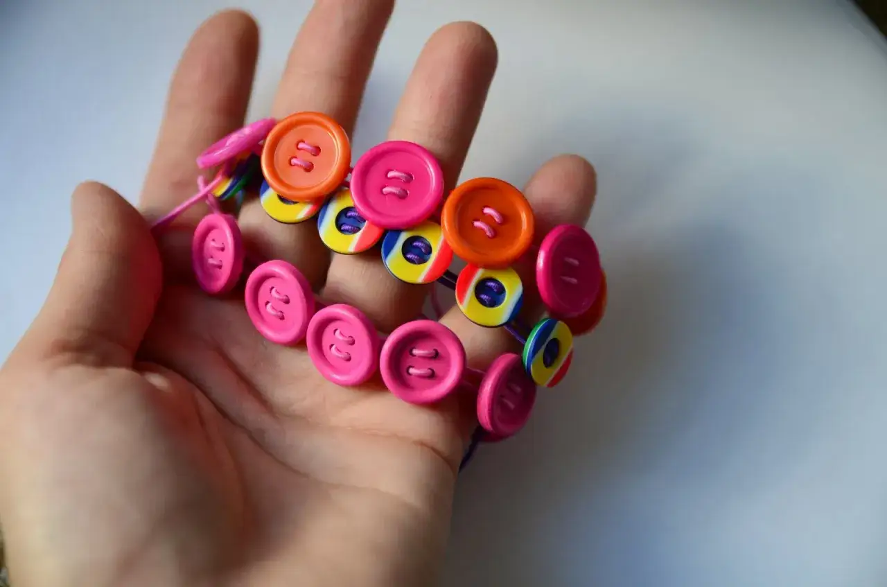 Jak zrobić naszyjnik z guzików - proste metody na unikalną biżuterię