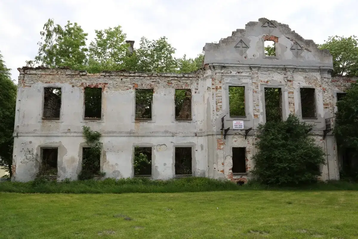 Ruiny pałacu Włodowice: Historia, legendy i praktyczne wskazówki
