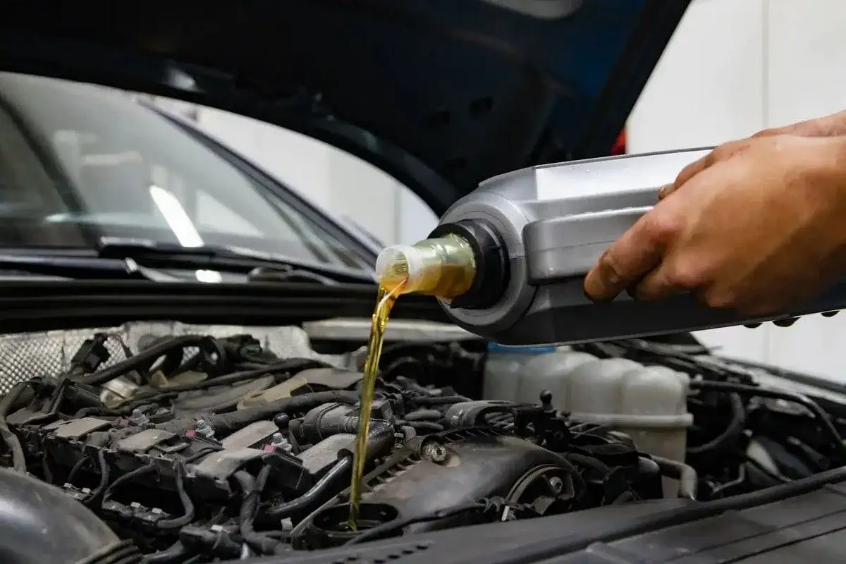 Wymiana oleju w dieslu to klucz do jego długowieczności. Sprawdź, co ile wymieniać olej w dieslu, aby silnik działał bez zarzutu.