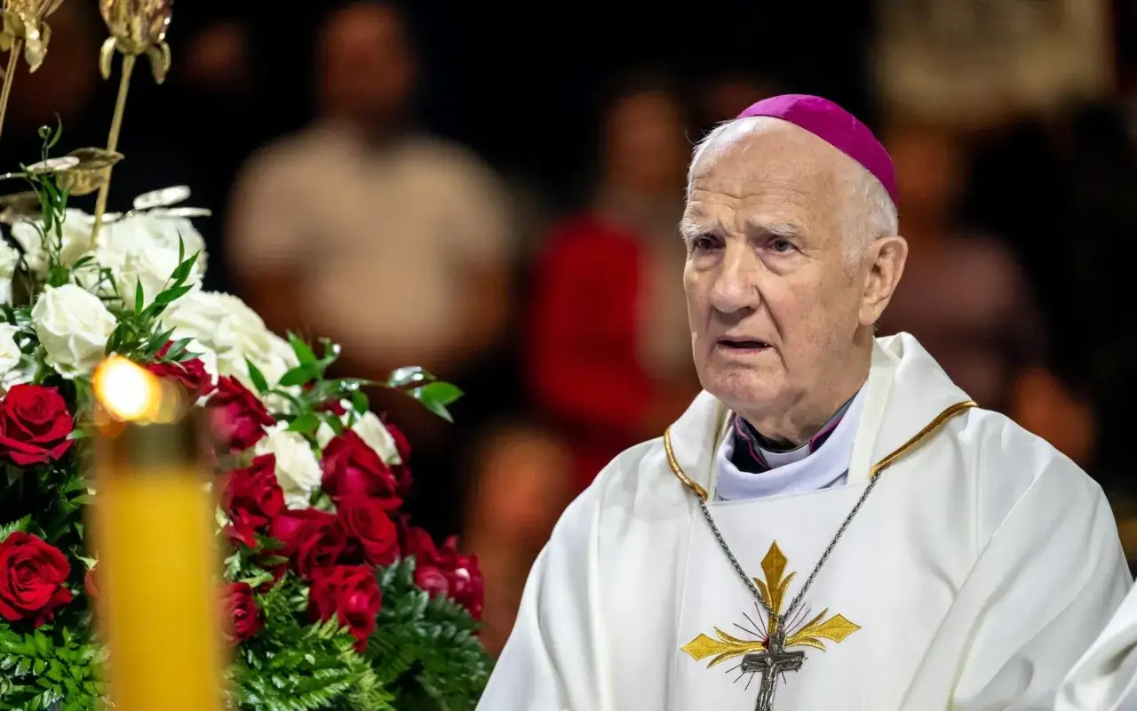 Starszy biskup w szacie liturgicznej, z różowym piuską na głowie, obok bukietu czerwonych róż i białych kwiatów. Tytuł biskupów w liturgii greckiej.