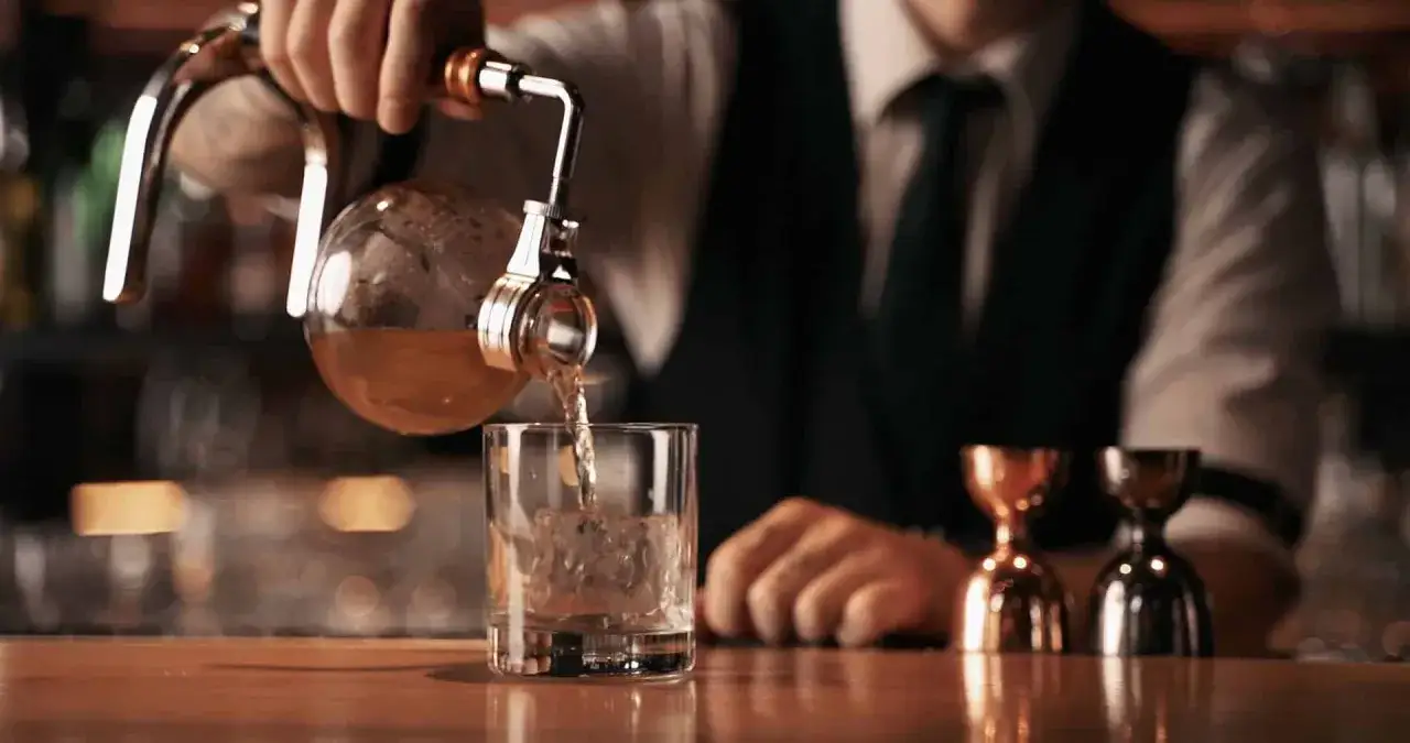 Najlepsze koktajl bary w Warszawie, które musisz odwiedzić