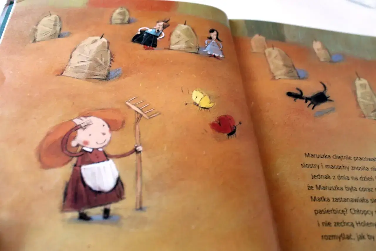 Ilustracja z baśni: dziewczynka z grabiami, motyle, biedronka i czarna postać na tle stogów siana.